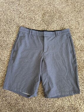 Nike Men's Gray Flat Front Golf Shorts. Size 34